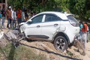 Road Accident in Ballia: बलिया में बाइक और साइकिल को रौंदने के बाद पोल से टकराई कार, मची अफरातफरी