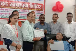 District Hospital Ballia में रक्तदान शिविर, जिलाधिकारी ने किया प्रतिभाग