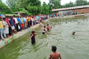 बलिया : पोखरे में खो गया किशोर, मचा कोहराम