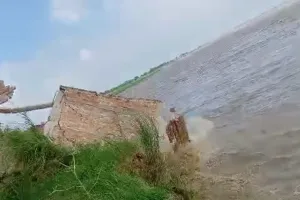 सरयू नदी के लहरों का तांडव जारी, एक मकान को लिया अपने आगोश में
