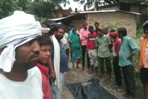 Ballia News : ट्रेन से कट गया युवक, शरीर पर है लाल टी-शर्ट और नीला लोवर 