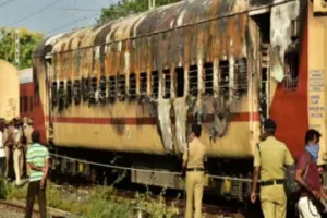 लखीमपुर-खीरी: दो कार और एक एंबुलेंस से आ रहे रेल हादसे के यात्री, जिले के अनुसार दी गई सुविधा