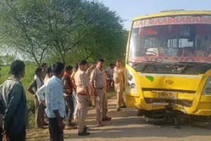 Banda Accident: स्कूल बस ने बाइक सवार को मारी टक्कर...मौत, बच्चों को छोड़कर ड्राइवर मौके से भागा