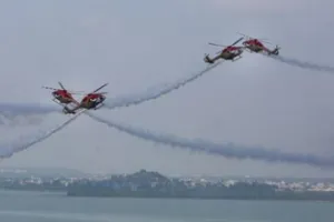 Bhopal Air Show: भारतीय वायुसेना ने आसमान में दिखाया अपना शौर्य, बड़ी संख्या में लोगों ने शो का उठाया आनंद