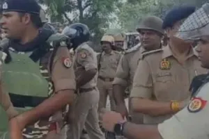 कौशांबी ट्रिपल मर्डर केस : मामले में दो पुलिसकर्मियों पर हुई कार्रवाई 