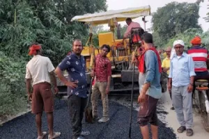 देवरिया हत्याकांड: अखिलेश यादव के पहुंचने से पहले सड़क बनने में जुटा PWD, वीडियो वायरल