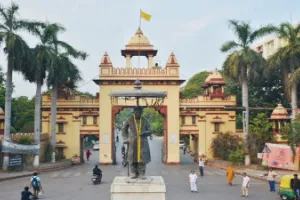 वाराणसी: BHU परिसर में लावरिश मिली नवजात बच्ची, सफाईकर्मी ने पिलाया दूध, डॉक्टरों ने दुलारा...