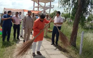 स्वच्छता श्रमदान : बलिया में प्रभारी मंत्री, विधायक, नोडल अधिकारी, डीएम और सीडीओ ने किया श्रमदान