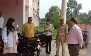 Ballia News : अचानक CHC पहुंचे डीएम, अनुपस्थित मिले अधीक्षक और फार्मासिस्ट पर गिरी गाज