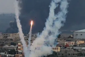 Israel–Hamas war : गाजा पट्टी पर इजराइल के हमले जारी, अमेरिका ने यरुशलम की ओर आ रहीं तीन मिसाइलें नष्ट कीं