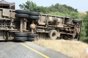 बरेली -लखनऊ हाईवे पर भीषण हादसा, Truck में पीछे से ट्रक ने मारी टक्कर, Driver की मौत, भाई की हालत गंभीर...