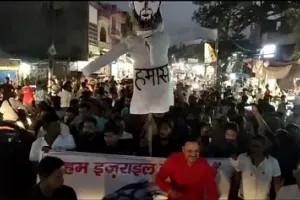 अलीगढ़ :  इजराइल के समर्थन में हिन्दूवादी संगठनों ने हमास का पुतला फूंका, आतंकी संगठन के खिलाफ प्रदर्शन जारी