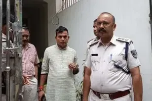 Crime News: महिला दारोगा की मां की फ्लैट में गला रेत कर हत्या, पिता पर लगा यह आरोप...