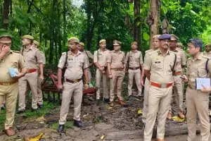 देवरिया हत्याकांड: पुलिस को 20 फरार आरोपियों का अब तक नहीं मिला सुराग, 17 लोगों का असलहा लाइसेंस होगा निरस्त