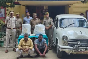 Ballia पुलिस के हत्थे चढ़े दो तस्कर, कार पर लदा पांच लाख का गांजा बरामद