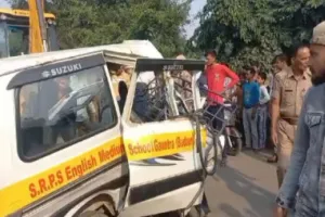 भीषण Road Accident : स्कूल वैन और बस में जबरदस्त टक्कर, तीन छात्रों समेत चार की मौत