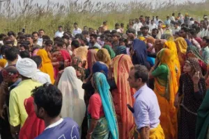 Etawah News: पेड़ से लटकता मिला युवक का शव… परिजनों ने लगाया हत्या का आरोप, जांच में जुटी पुलिस