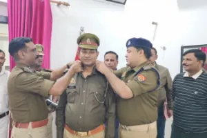 बलिया : चतुर्थ श्रेणी कर्मचारी आलोक कुमार की चमकीं प्रतिभा, SP और ASP ने लगाया स्टार