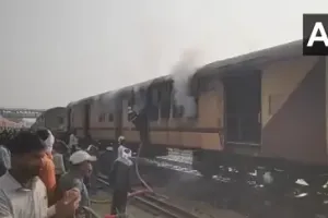 Indian Railways: धू-धू कर जलने लगी पैसेंजर ट्रेन, खाक हो गया पूरा कोच, देखें VIDEO