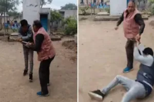 प्रधानाध्यापक ने शिक्षक को जमकर पीटा, Video वायरल