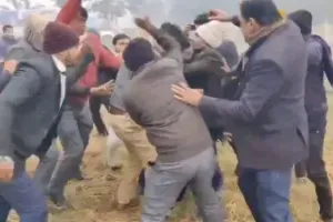 Maharajganj News: वकीलों ने खाकी पर सरेआम उठाया हाथ, दरोगा को पीटा ; VIDEO Viral