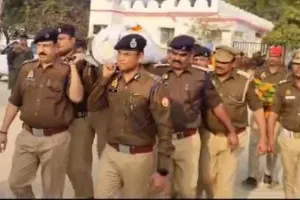 कौशांबी: सड़क दुर्घटना में मृत सिपाही को पुलिसकर्मियों ने दिया कंधा, आईजी और एसपी ने दी श्रद्धांजलि