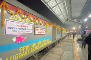 दुल्हन की तरह सजकर बलिया से दिल्ली के लिए रवाना हुई नई ट्रेन