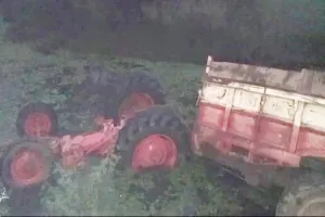 Hamirpur Accident: नाले में गिरा ट्रैक्टर ट्राली, एक की हुई मौत दो हुए घायल