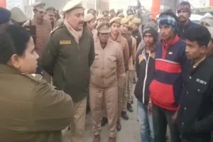 कासगंज: पुलिस अधिकारी ने लोगों से की अपील सावधानी के साथ चलाएं वाहन