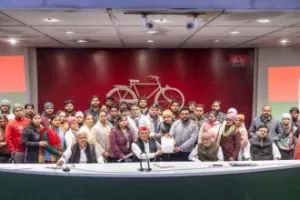 Lucknow News: अखिलेश यादव से मिले कोविड-19 कर्मचारी संघ के प्रतिनिधि, समायोजन को लेकर एमपी और हरियाणा का दिया उदाहरण