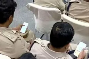 सुरक्षा ड्यूटी में लगे यूपी पुलिस कर्मी नहीं इस्तेमाल कर सकेंगे मोबाइल, महानिदेशक ने जारी किया ये आदेश