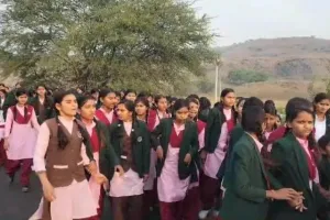 Barwani News: एकलव्य आवासीय स्कूल में अव्यवस्थाओं से परेशान विद्यार्थी सड़क पर उतरे, कलेक्टर से मिलने 12 किमी पैदल चले.