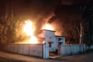 Chandauli News : पावर हाउस में लगी भीषण आग, घंटों कॉलोनियों में गुल रही बिजली 
