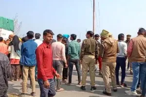 Firozabad Road Accident: ट्रक ने बाइक में मारी टक्कर, पिता-पुत्र की दर्दनाक मौत