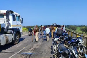 Hamirpur Road Accident: ट्रक की टक्कर से स्कूटी में लगी आग... महिला की मौत, पति व नातिन झुलसे, हादसे के बाद हाईवे पर लगा जाम