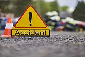 Road Accident in Ballia : सड़क हादसे में युवक की हालत गंभीर, वाराणसी रेफर