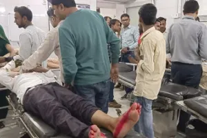 Mahoba Road Accident: बाइक सवार को बचाने में पलटी कार, दूल्हा-दुल्हन समेत पांच घायल, मची चीख-पुकार