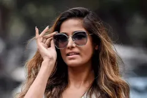 Poonam Pandey Death: लॉकअप स्टार पूनम पांडे का निधन, 32 वर्ष की उम्र में दुनिया को कहा अलविदा, सदमे में फैंस