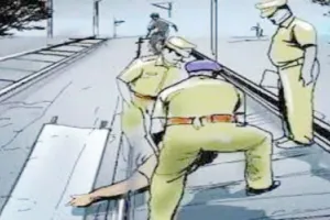 गोंडा: ट्रेन से कटकर युवक की मौत, रेलवे ट्रैक पर चिथड़ों में पड़ा देखा शव, पुलिस पहचान में जुटी