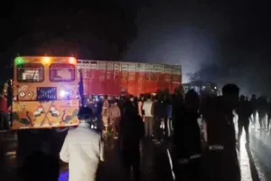 Pratapgarh Road Accident: अनियंत्रित ट्रक की टक्कर से युवक की दर्दनाक मौत, सिपाही समेत दो मरणासन्न