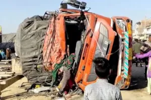 Sitapur Accident: फलों से भरी डीसीएम ने दो टेम्पो को मारी टक्कर, अनियंत्रित होकर पलटी-चालक की मौत