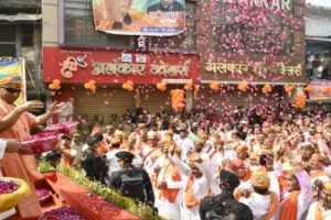 गोरखपुर में सीएम योगी ने खेली फूलों की होली, नरसिंह भगवान की उतारी आरती 