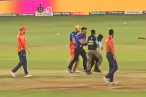 IPL : सुरक्षा घेरा तोड़कर क्रीज पर पहुंचा फैन, विराट कोहली के छुए पैर, देखें Video 