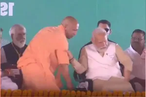 मंच पर पीएम मोदी ने सीएम योगी के साथ किया कुछ ऐसा कि वीडियो हो गया वायरल, देखिए