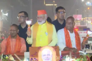 PM Modi In Ayodhya : अयोध्या में पीएम मोदी ने रामलला का आशीर्वाद लेने के बाद रोड शो किया.