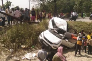 Road Accident in Ballia : बाइक सवार को बचाने में पुलिया से टकराई कार, मचा कोहराम