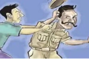 सैन्यकर्मी ने दरोगा से हाथपाई कर महिला सिपाही की वर्दी फाड़ी