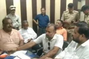 Meerut News: एमडीएम में हेडमास्टर ने बच्चों को खिलाया मीट, स्कूल से लेकर थाने तक हंगामा, बीएसए का बड़ा एक्शन