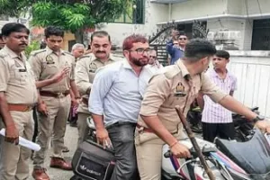 कक्षा चार की छात्रा से छेड़खानी पर महिलाओं ने प्रधानाध्यापक को पीटा, पुलिस ने किया गिरफ्तार ; बीएसए ने सस्पेंड