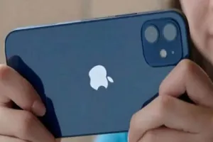 iPhone तोड़ने पर, मां ने दर्ज कराई रिपोर्ट